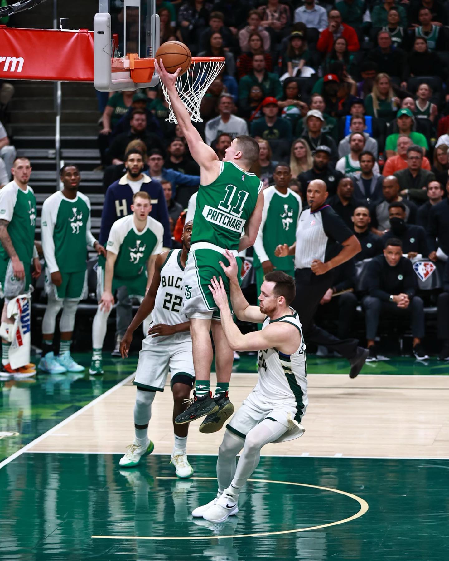 雄鹿掀起惊艳表现，一路领先夺冠