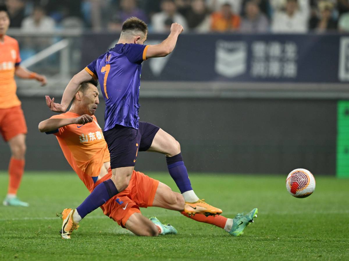 中国足球联赛局势紧张,球员拼尽全力 中国足球联赛局势紧张,球员拼尽全力