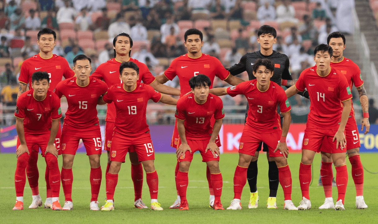 中国足球联赛局势紧张,球员拼尽全力 中国足球联赛局势紧张,球员拼尽全力