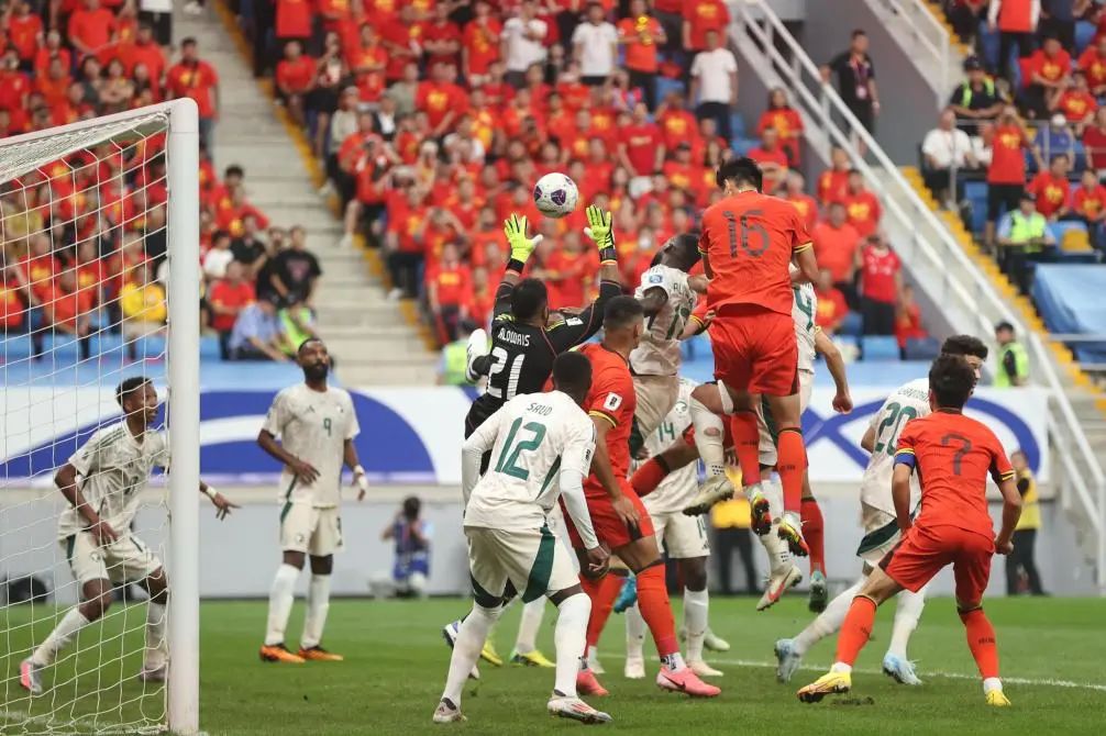 对手不容小觑，球员们在场上拼尽全力