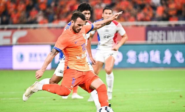 对手不容小觑，球员们在场上拼尽全力