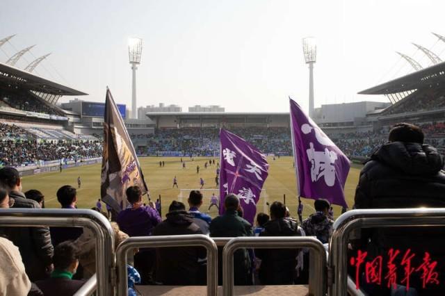 中超球员在自家球场表现亮眼，球迷欢呼
