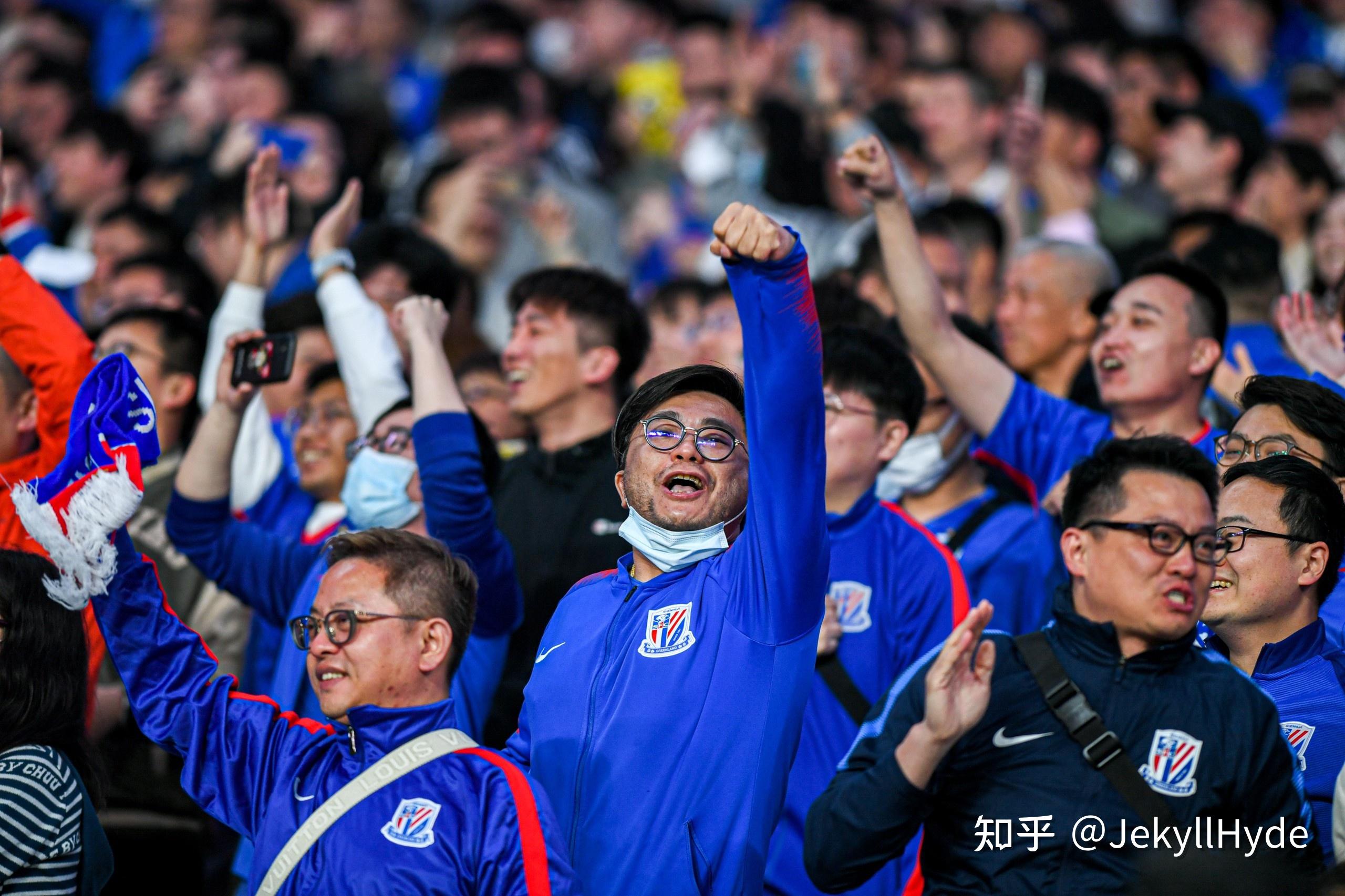 中超球员在自家球场表现亮眼，球迷欢呼