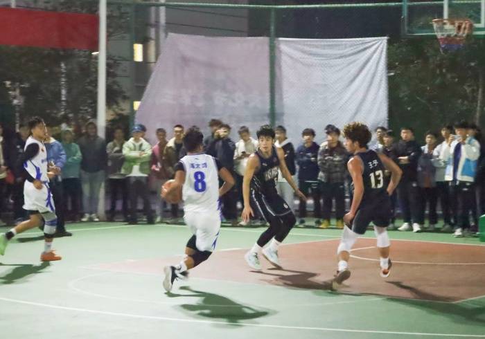 重庆篮球迷热情奔放,助力球队取胜 重庆篮球迷热情奔放,助力球队取胜