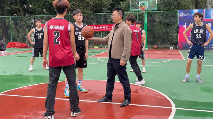 重庆篮球迷热情奔放<a href=